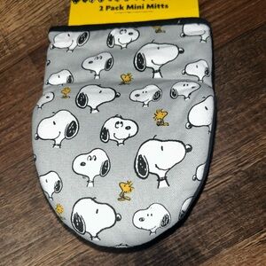 Snoopy Gray Oven Mitts